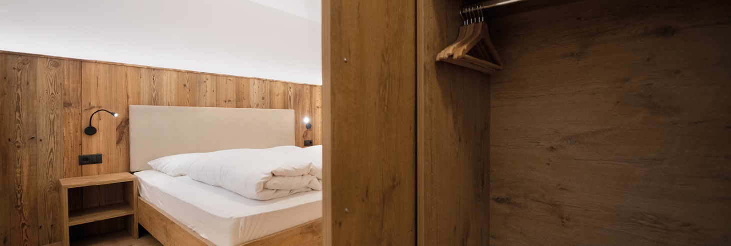 miramor: Ampi appartamenti con camera, cucina-soggiorno e bagno nella Alta Valle d'Isarco Camera piatta con mobili in legno e comodo letto matrimoniale