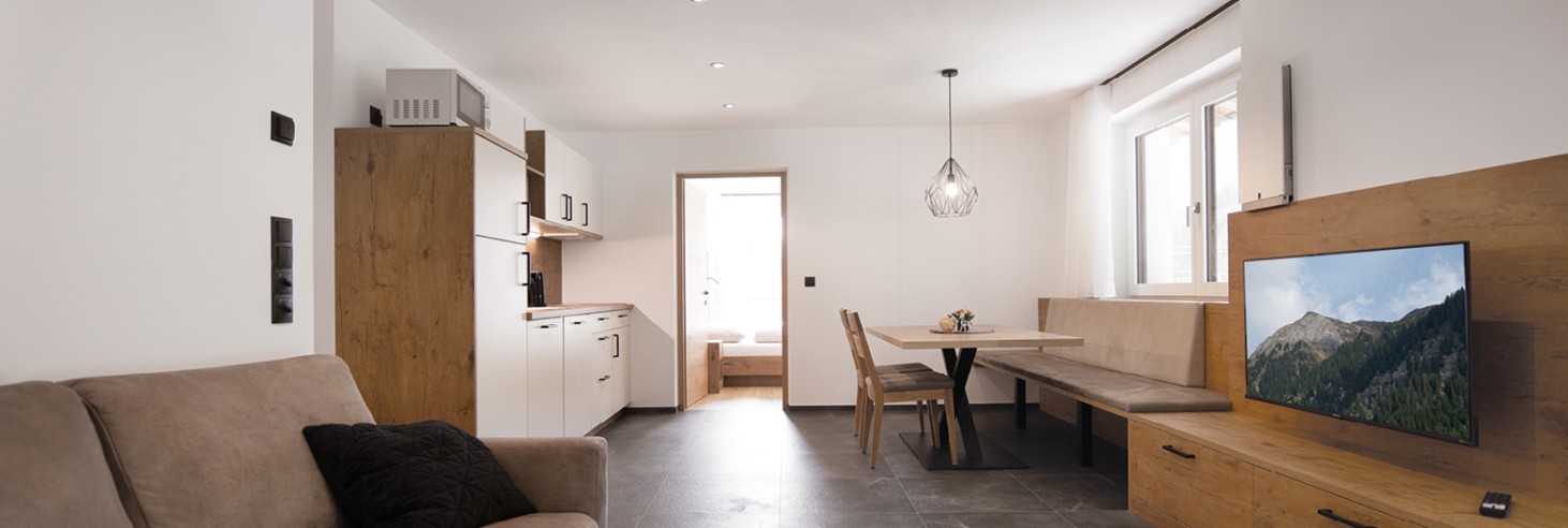 miramor: Appartamenti appena ristrutturati a Racines, nelle vicinanze di Vipiteno Appartamento per le vacanze appena ristrutturato con divano, TV, zona pranzo e angolo cottura
