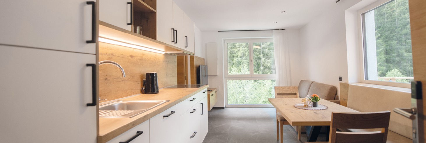 miramor: Simbiosi di vacanza, natura e relax a Ratschings, vicino a Vipiteno Cucina-soggiorno con moderno angolo cottura, comodo divano e tavolo da pranzo