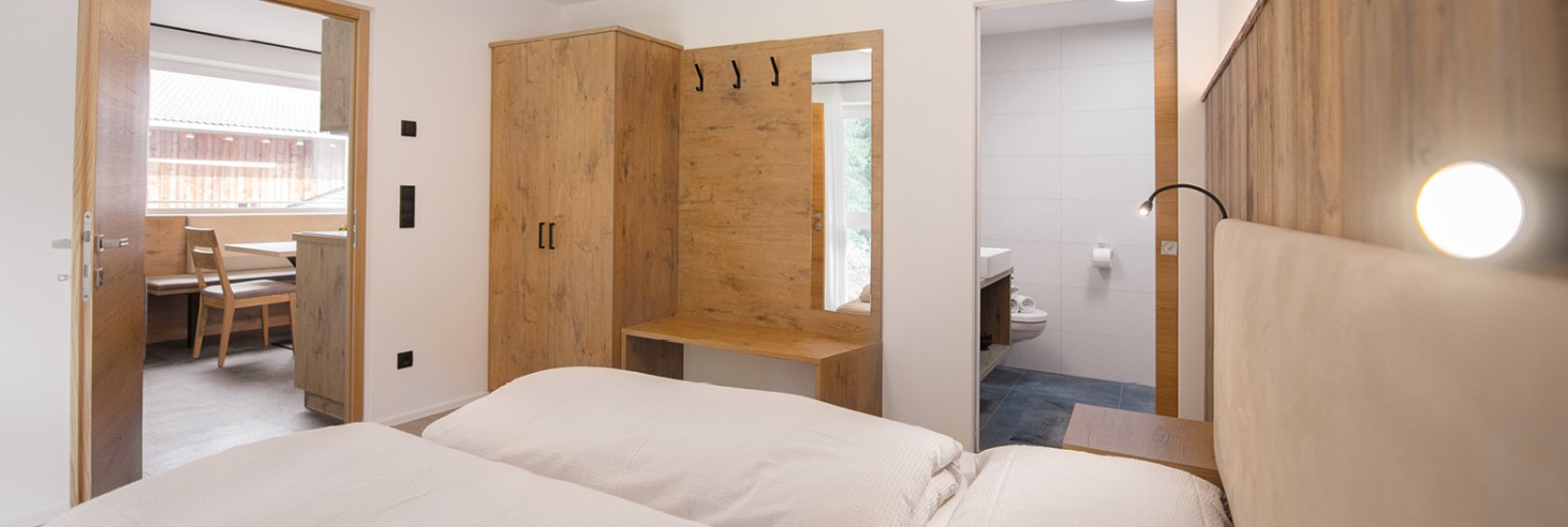 miramor: Appartamenti nella regione turistica dell'Alto Adige settentrionale Rilassatevi nei nostri incantevoli appartamenti con camera doppia, cucina accogliente e bagno moderno