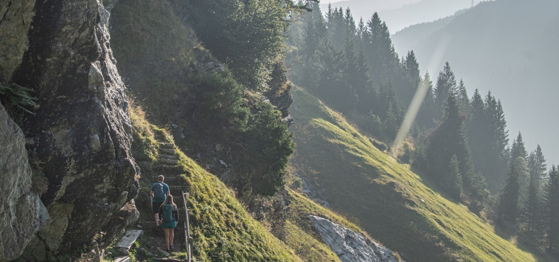 miramor: Versatile regione escursionistica Sterzing-Racines-Casateia Gli ospiti mentre fanno trekking nelle montagne a Racines
