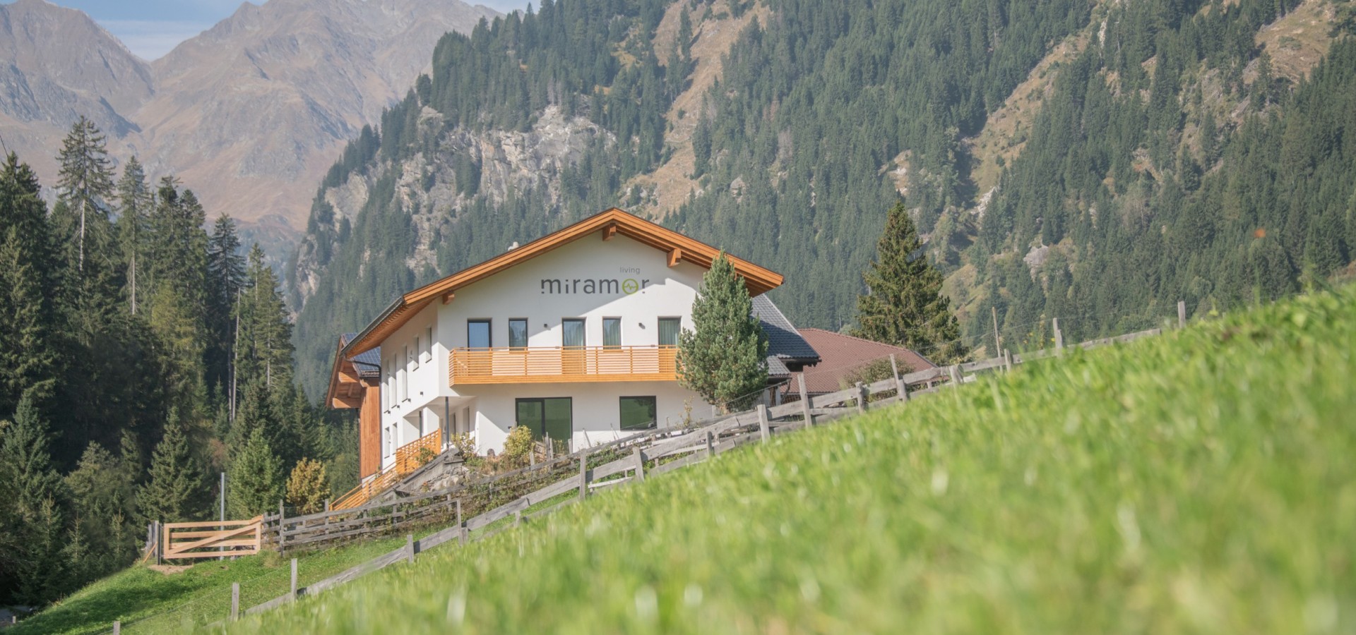 miramor: Holiday accommodation in the midst of nature in Ratschings in South Tyrol's Wipptal Valley The miramor holiday home in the midst of mountains, woods and meadows in Ratschings.