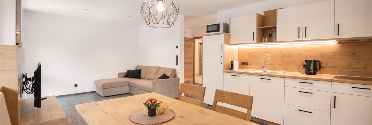 miramor: Appartamenti per le vacanze appena arredati a Racines Spazioso angolo cottura nell'appartamento alpina a Racines