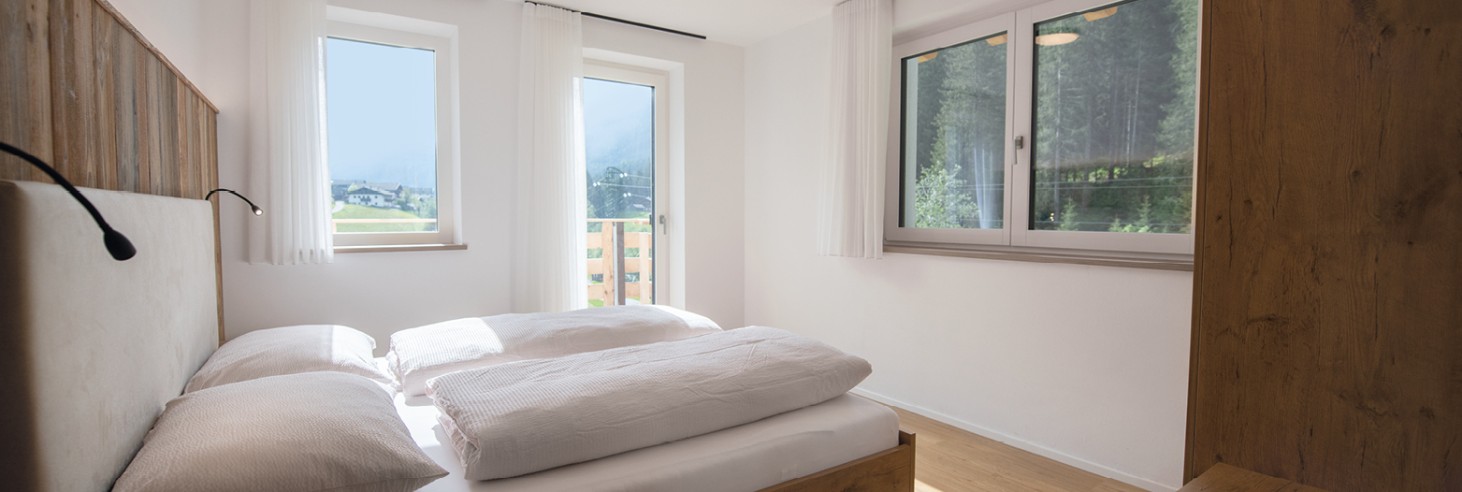 miramor: Appartamenti con balcone e vista sulla maestosa catena montuosa circostante Camera matrimoniale negli appartamenti con balcone privato per gli ospiti