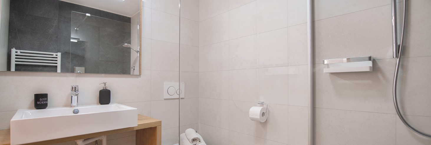 Bagno con ampia cabina doccia e soffici asciugamani per un comfort totale