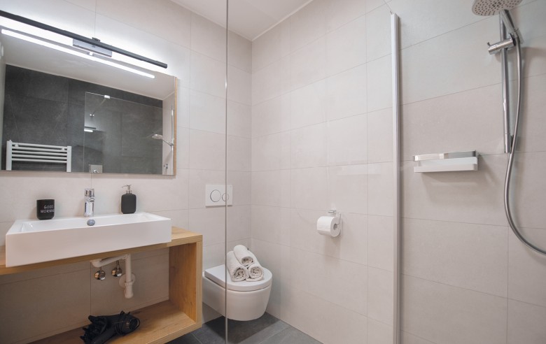 Bagno con ampia cabina doccia e soffici asciugamani per un comfort totale