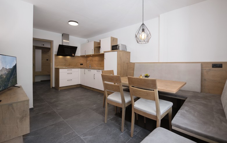 Appartamenti spaziosi appena arredati con zona pranzo e angolo cottura