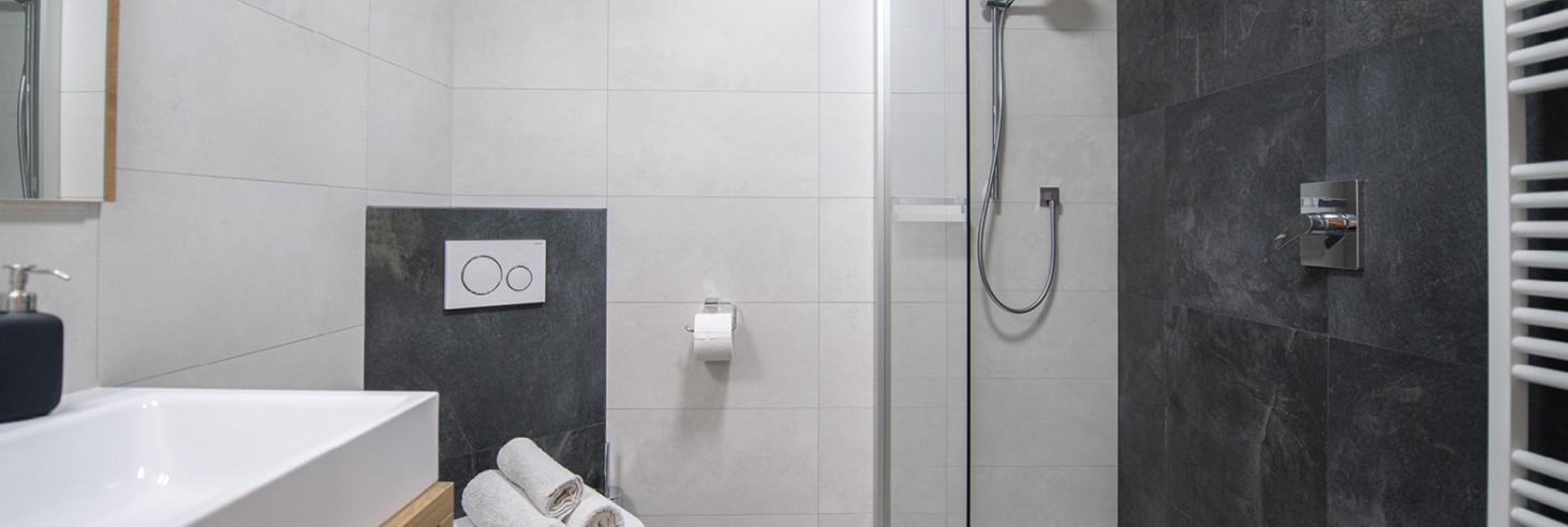miramor: Bagno pulito e spazioso con asciugamani freschi Bagni puliti con asciugamani freschi, doccia e servizi igienici