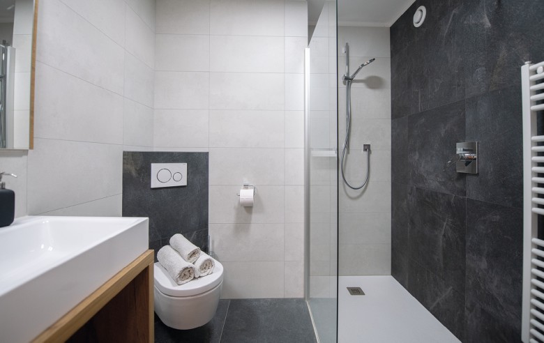 Bagni puliti con asciugamani freschi, doccia e servizi igienici