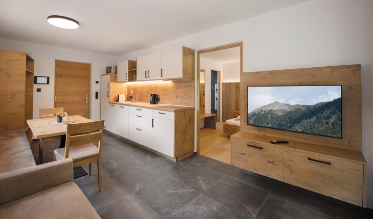 miramor: Cucina soggiorno negli spaziosi e intelligenti appartamenti per le vacanze Accoglienti appartamenti a Racines con angolo cottura e TV