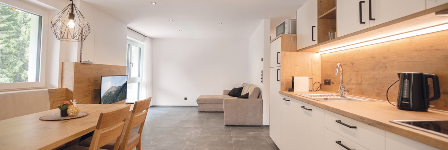 miramor: Appartamenti nuovi, intelligenti e ristrutturati per le vacanze a Racines Appartamenti con cucina-soggiorno, zona pranzo e comodo divano