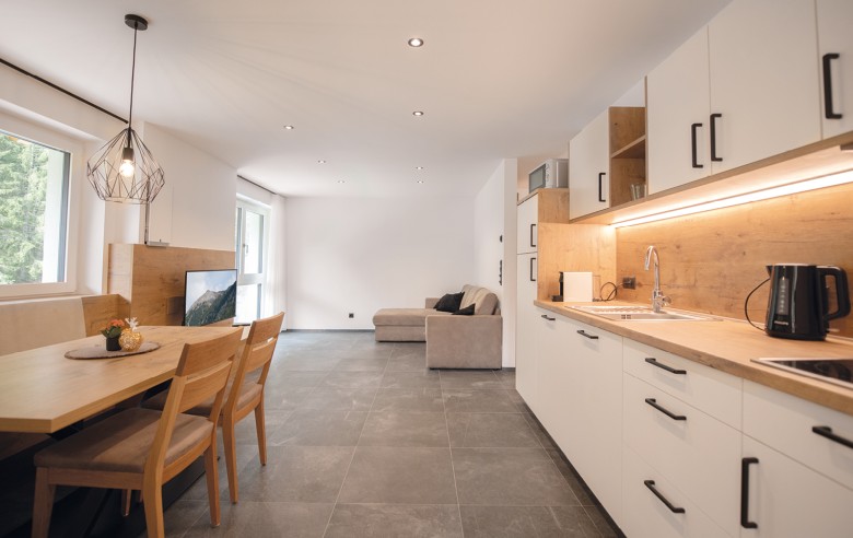 Appartamenti con cucina-soggiorno, zona pranzo e comodo divano