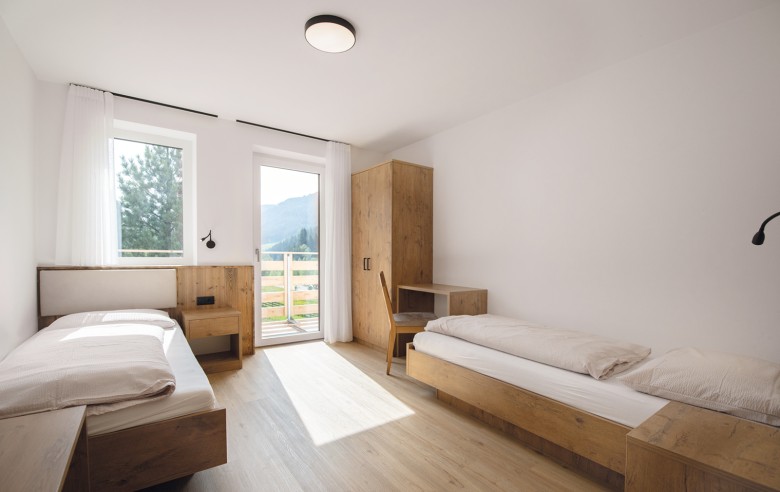 Confortevole camera d'appartamento con letti singoli e balcone con vista sulla natura di Racines