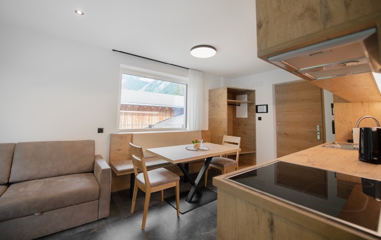 Invitante cucina abitabile con un accogliente tavolo da pranzo e un comodo divano