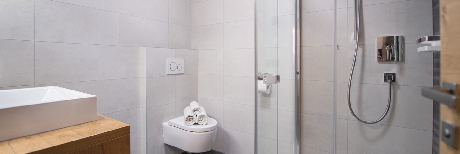 miramor: cabina doccia moderna e asciugamani per gli ospiti amanti della natura Moderna cabina doccia nei nostri bagni di prima classe e soffici asciugamani per il massimo comfort