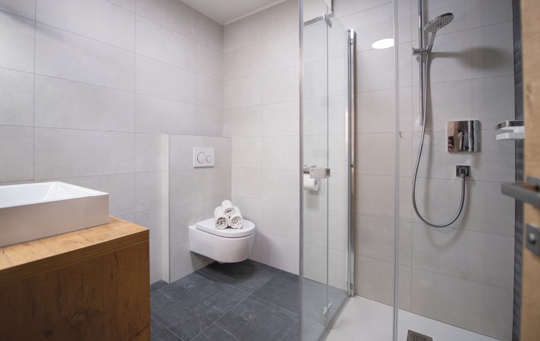 Moderna cabina doccia nei nostri bagni di prima classe e soffici asciugamani per il massimo comfort