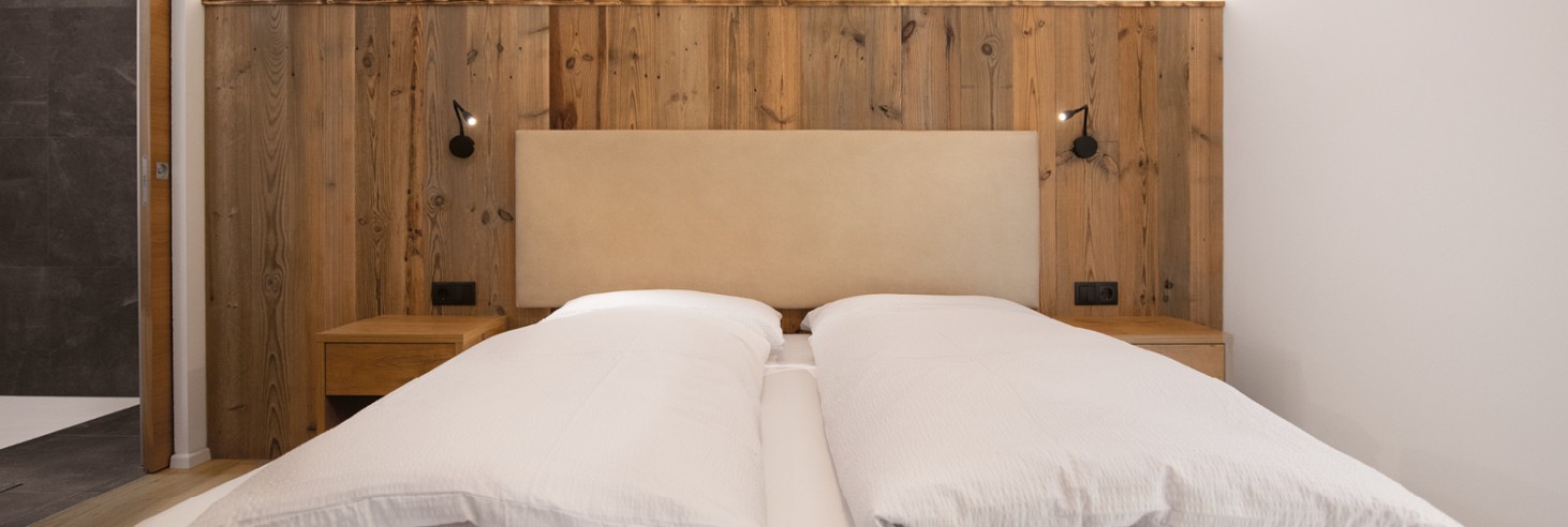 miramor: Camera doppia per il vostro soggiorno tra le montagne dell'Alto Adige Camera doppia appena arredata con mobili in legno negli appartamenti miramor