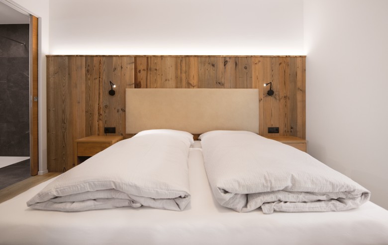 Camera doppia appena arredata con mobili in legno negli appartamenti miramor