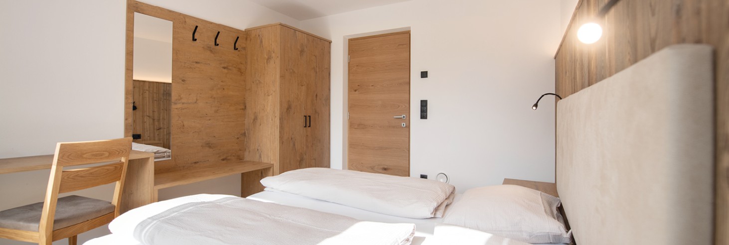 miramor: Alloggio smart e meraviglioso nella regione delle vacanze dell'Alto Adige Camere doppie arredate in legno negli spaziosi appartamenti per le vacanze a Racines