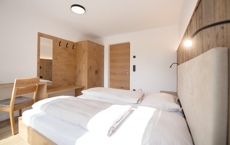 Camere doppie arredate in legno negli spaziosi appartamenti per le vacanze a Racines