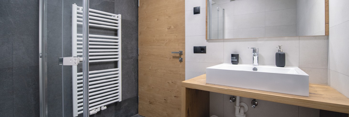 miramor: bagni modernamente arredati e puliti per vacanze nella natura Confortevole bagno negli appartamenti vacanze miramor a Racines, Alto Adige