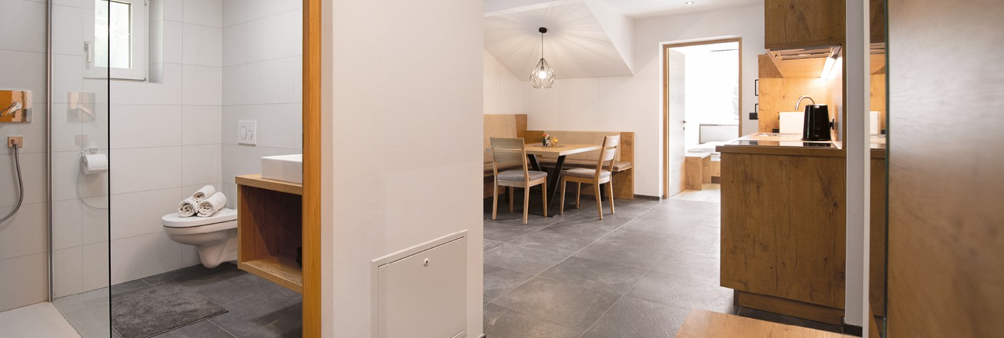 Spaziosa cucina abitabile con accogliente zona pranzo nell'alloggio