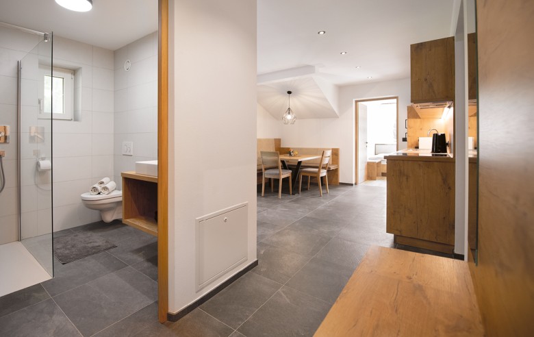 Spaziosa cucina abitabile con accogliente zona pranzo nell'alloggio