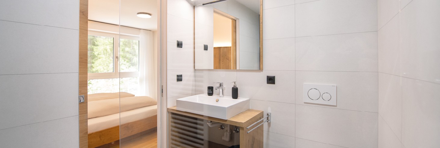 miramor: Appartamenti con bagni nuovi Bagno moderno con piastrelle eleganti, una doccia spaziosa, un lavabo e un'illuminazione elegante