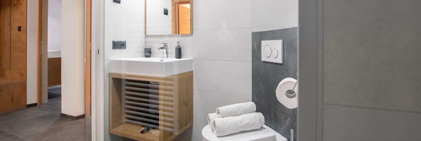 miramor: Bagno con asciugamani, doccia, WC e asciugacapelli Bagno appena arredato con asciugamani, ampia doccia, WC e asciugacapelli