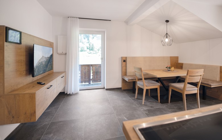 Appartamento con ampia zona giorno, tavolo da pranzo, cucina e balcone