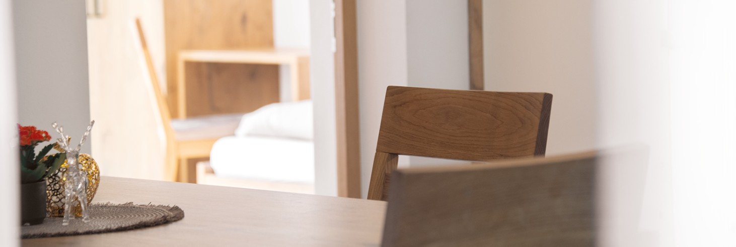 Vista dettagliata del tavolo da pranzo dell'appartamento nivala nella casa vacanze miramor