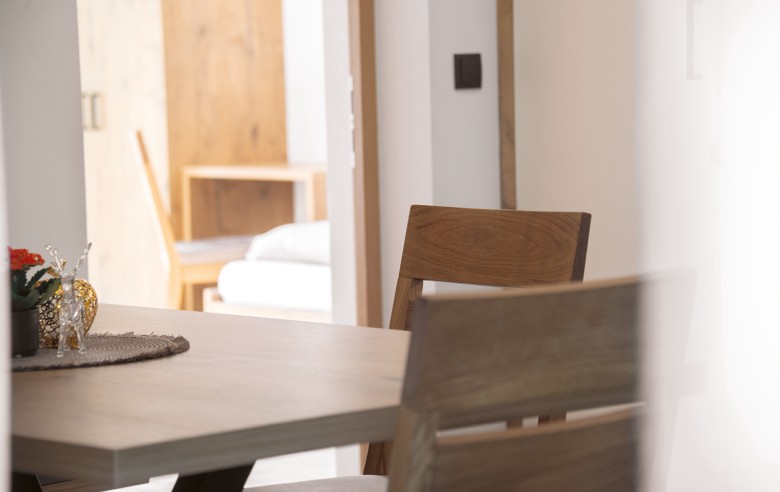 Vista dettagliata del tavolo da pranzo dell'appartamento nivala nella casa vacanze miramor